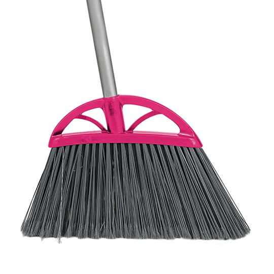 Escoba Angle Reynera con una orilla angular que permite barrer espacios angostos